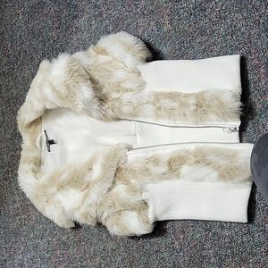 White fur sleeveless blazer